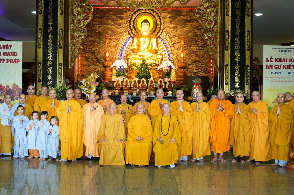Vĩnh Long: Ban Đại diện Phật giáo liên xã Tam Bình thăm, cúng dường các Trường hạ mùa An cư kiết hạ PL.2570