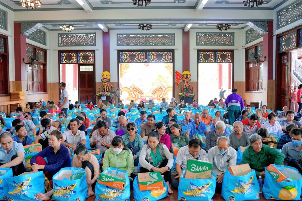 TP.HCM: Chùa Từ Huệ trao 400 phần quà đến người mù, người khuyết tật và các hoàn cảnh khó khăn