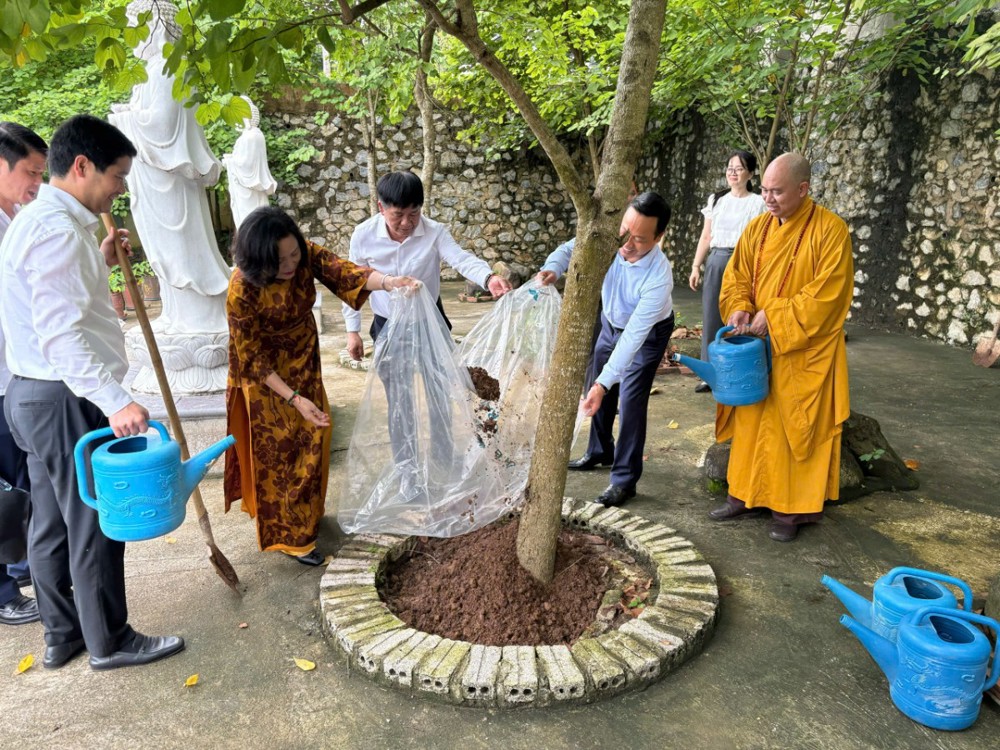 ĐIỆN BIÊN: Phó chủ tịch Quốc hội Nguyễn Thị Thanh dâng hương lễ cầu siêu anh hùng liệt sĩ tại chùa Linh Quang