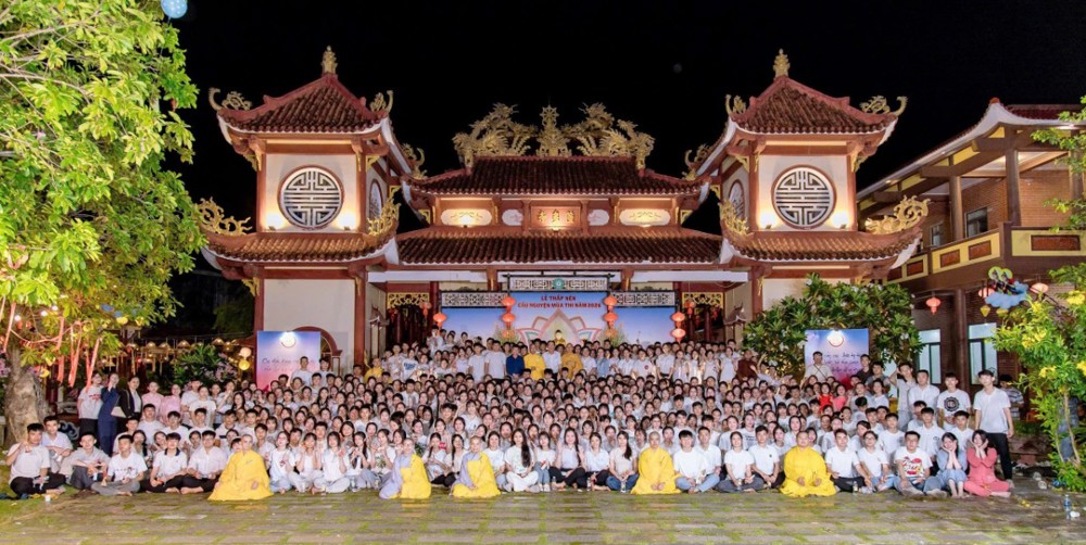 Gia Lai: Gần 600 sĩ tử tham dự Lễ thắp nến Cầu nguyện mùa thi tại chùa Long Đa