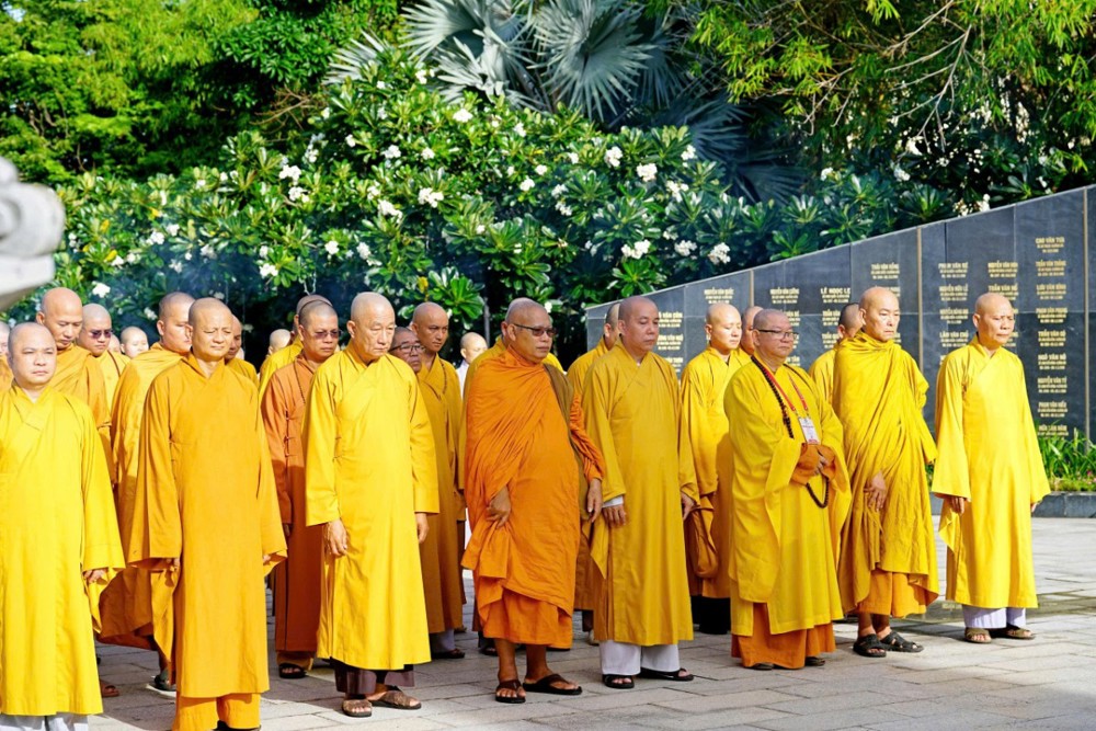 Cà Mau: Thường trực Ban Trị sự tỉnh dâng hương tưởng niệm Anh hùng liệt sĩ và lễ Tổ trước thềm Đại hội Đại biểu Phật giáo tỉnh lần thứ I
