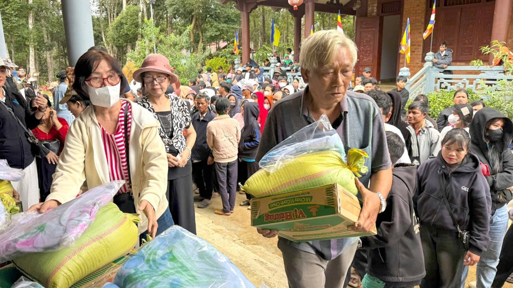 Quảng Ngãi: Chùa Như Lai và chùa Khánh Lâm trao quà đến bà con khó khăn