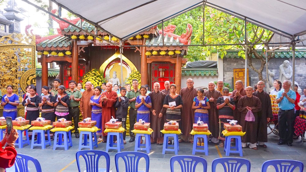 Quảng Ngãi: Chùa Huệ Hương trao 200 phần quà từ thiện nhân lễ húy kỵ Tổ sư khai sơn