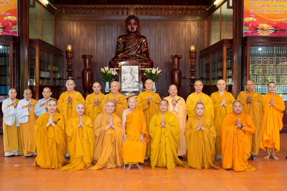 Vĩnh Long: Ban Đại diện Phật giáo liên xã Tam Bình thăm, cúng dường các Trường hạ mùa An cư kiết hạ PL.2570