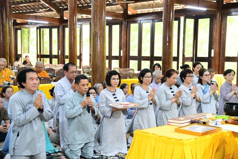 TP.HCM: Đạo tràng Đạo Phật Ngày Nay cúng dường trai tăng và hộ trì an cư tại chùa Giác Ngộ