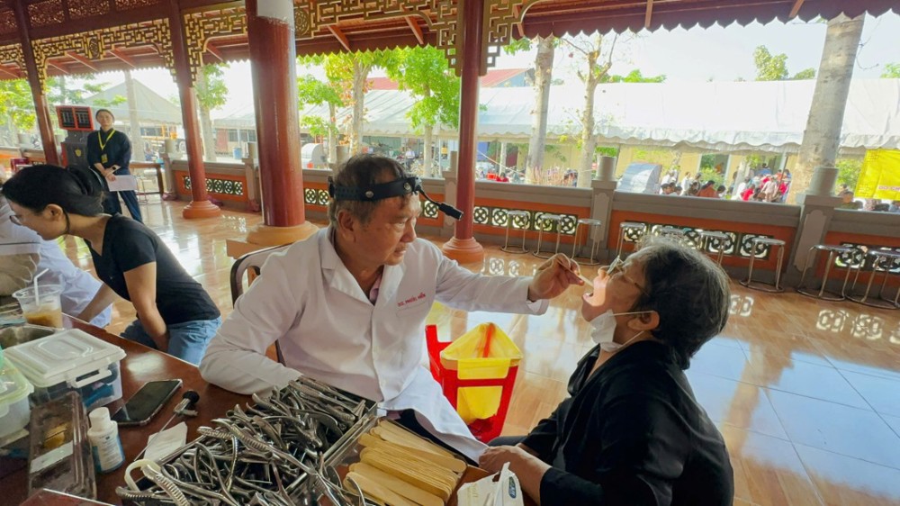 Tây Ninh: Hội Từ thiện chùa Tường Nguyên tổ chức chương trình khám bệnh, cấp thuốc miễn phí cho 1.300 người dân và chư Tăng