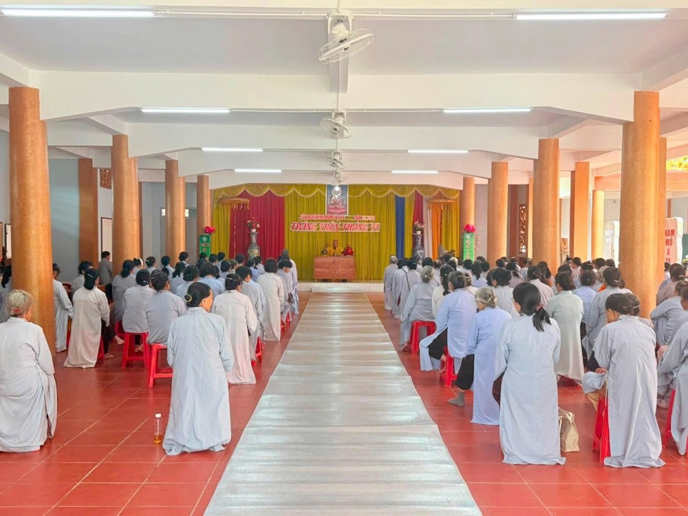 Lâm Đồng: Gần 200 Phật tử tham dự khóa tu Bát Quan trai giới tại chùa Linh Hòa