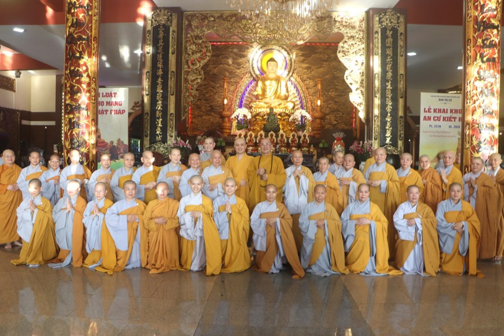 Vĩnh Long: Thắm đượm đạo tình Phân ban Ni giới tỉnh trong hành trình thăm viếng, cúng dường các trường hạ mùa An cư kiết hạ PL. 2570