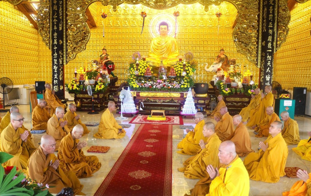 TP.HCM: Trường hạ chùa Quan Âm và chùa Pháp Quang trang nghiêm cử hành lễ Bố-tát định kỳ