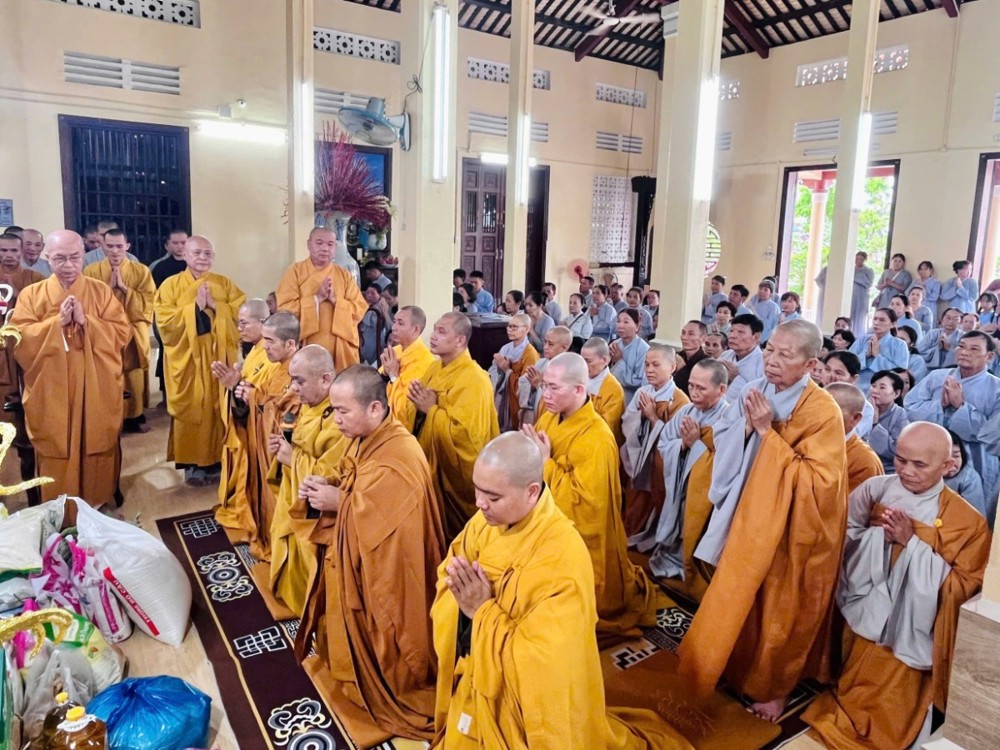 Vĩnh Long: Phật giáo liên xã Phước Mỹ Trung, Tân Thành Bình, Nhuận Phú Tân thăm và cúng dường các trường hạ khu vực Bến Tre cũ