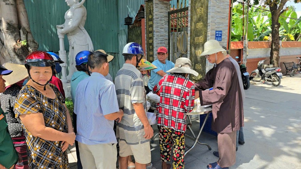 TP.HCM: Ấm lòng hơn 900 suất cơm miễn phí ngày Rằm trao đến người dân và bệnh nhân có hoàn cảnh khó khăn