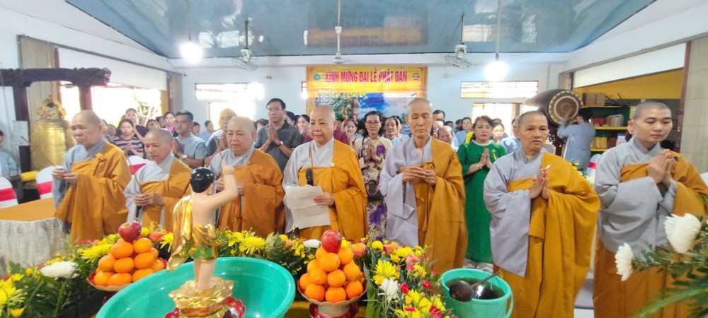 Cà Mau: Chùa Hưng Nhơn trang nghiêm tổ chức Đại lễ Phật đản và trao tặng 1 tấn gạo đến bà con có hoàn cảnh khó khăn