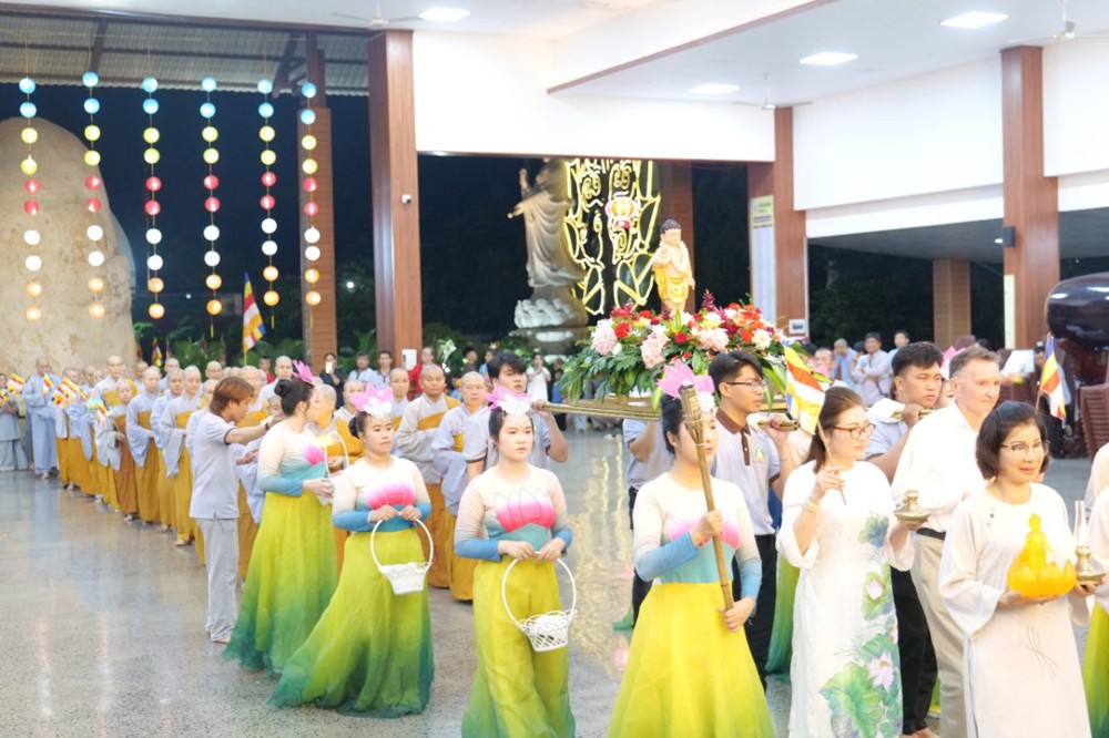 TP.HCM: Tu viện Long Hưng trang nghiêm tổ chức lễ rước kiệu Đức Phật đản sinh trong đêm hoa đăng lung linh