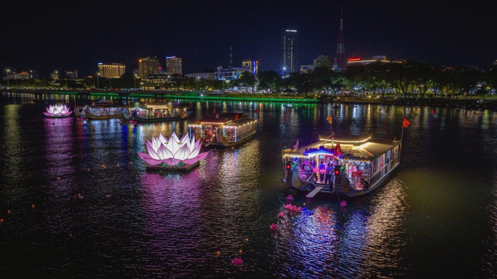 Huế: Trang nghiêm Lễ hội Hoa đăng năm 2026 tại Nghênh Lương Đình