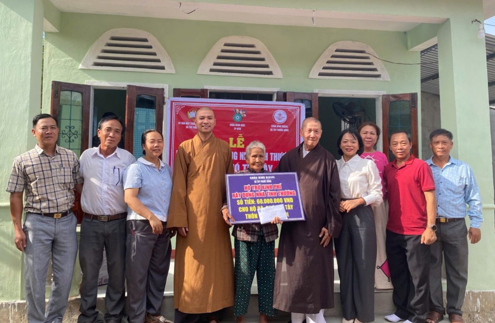 Gia Lai: Chùa Minh Giác bàn giao nhà tình thương và trao quà đến các hộ khó khăn