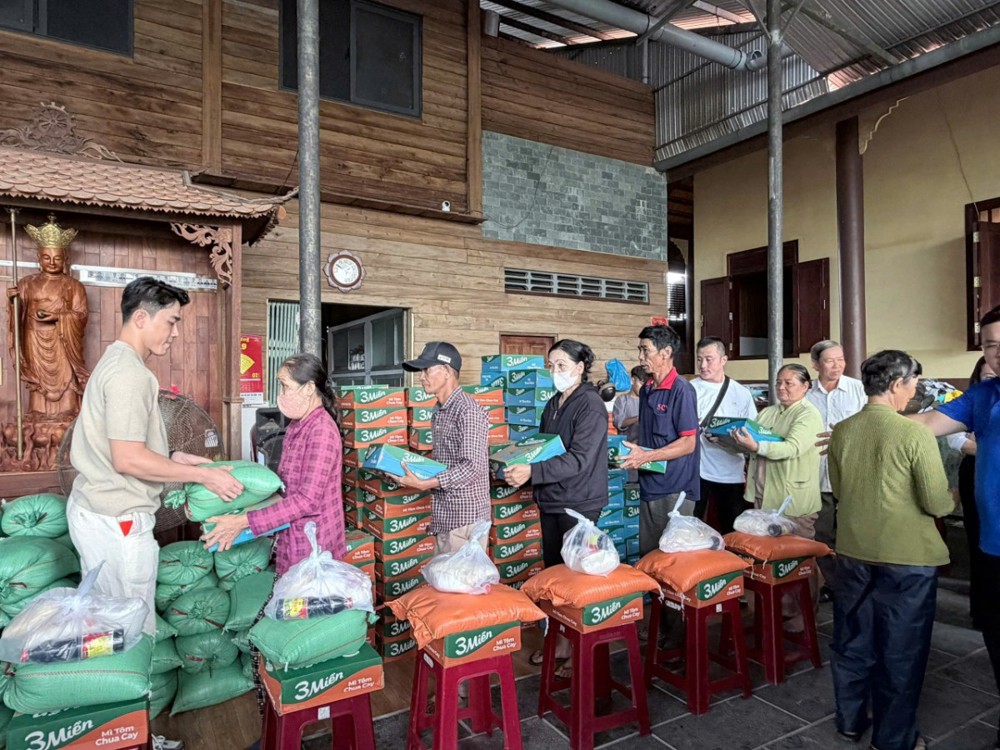 Vĩnh Long: Chùa Phú Long trao 250 phần quà yêu thương đến bà con khó khăn tại xã Phước Mỹ Trung và Hưng Khánh Trung