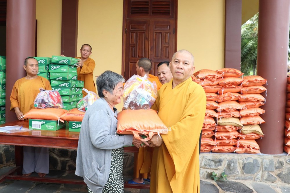 Lâm Đồng: Thiền viện Trúc Lâm Chánh Thiện trao hơn 100 phần quà, hồi hướng tuần thất cố Đại đức Thích Giác Tầm