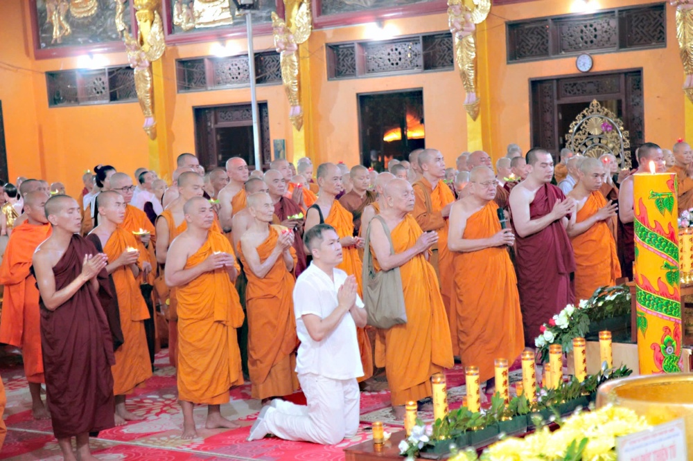Đồng Nai: Thiêng liêng Lễ cúng đèn Vesak tại thiền viện Phước Sơn