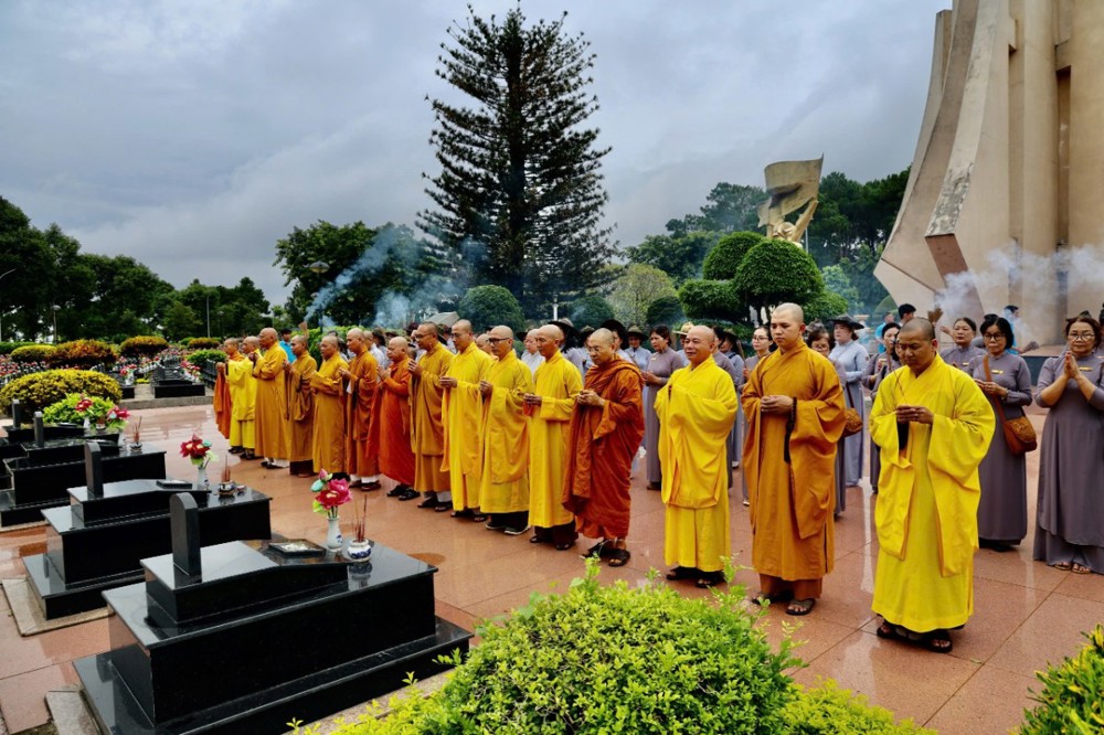 Đắk Lắk: Lễ dâng hương tại Nghĩa trang Liệt sĩ tỉnh nhân dịp Đại hội Phật giáo tỉnh