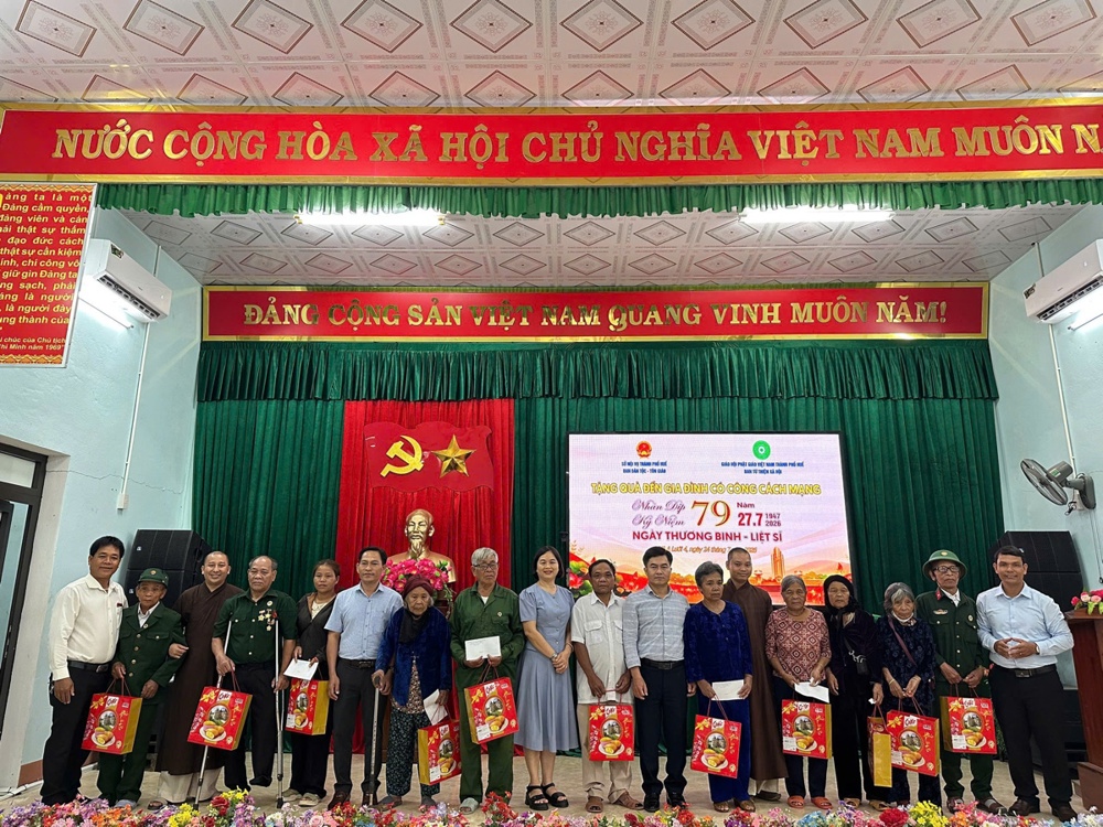 Huế: Trao tặng quà tri ân gia đình chính sách và học sinh vùng cao nhân kỷ niệm 79 năm Ngày Thương binh - Liệt sĩ