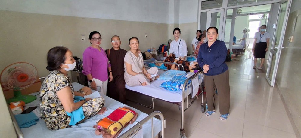 Đà Nẵng: chùa Phổ Hiền thăm và tặng quà cho các bệnh nhân khó khăn tại bệnh viện Ung bướu