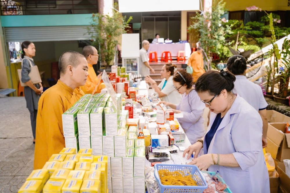 TP.HCM: Phân ban Từ thiện Xã hội Y tế T.Ư chăm sóc sức khỏe chư Ni tại trường hạ Tịnh xá Ngọc Phương