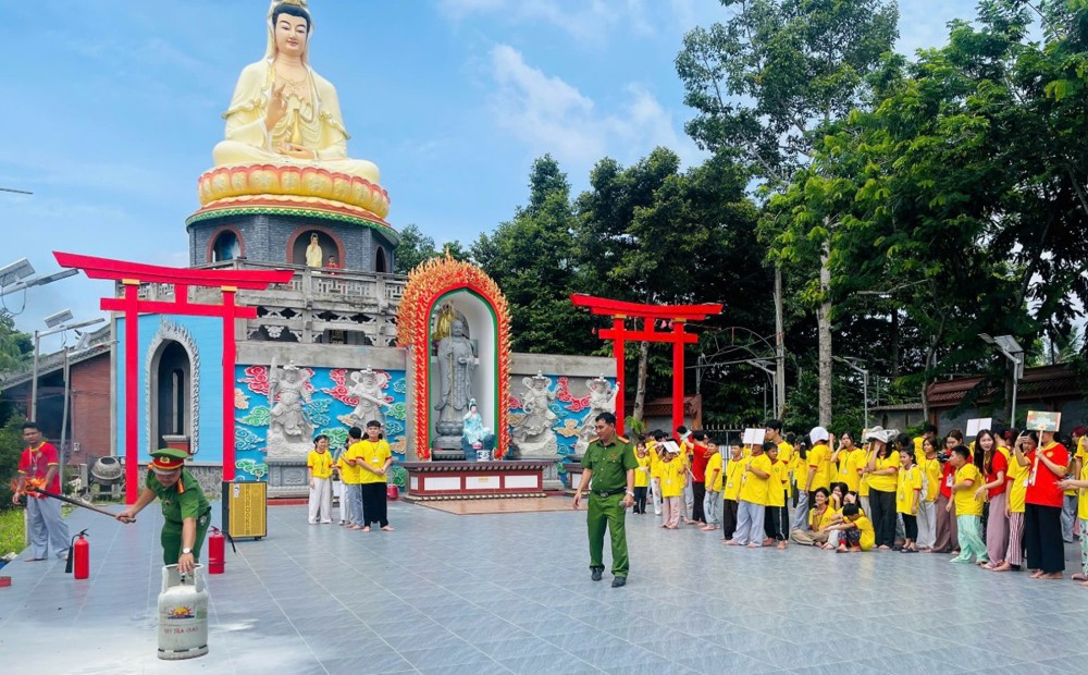 Đồng Tháp: Trang bị kỹ năng an toàn giao thông và phòng cháy, chữa cháy cho khóa sinh Mầm Sen Đạo Đức