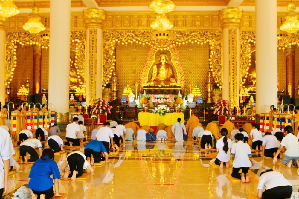 Đồng Nai: Hơn 500 thanh thiếu niên, học sinh và Phật tử tham dự khóa tu Bát Quan Trai tại chùa Phật Quốc Vạn Thành
