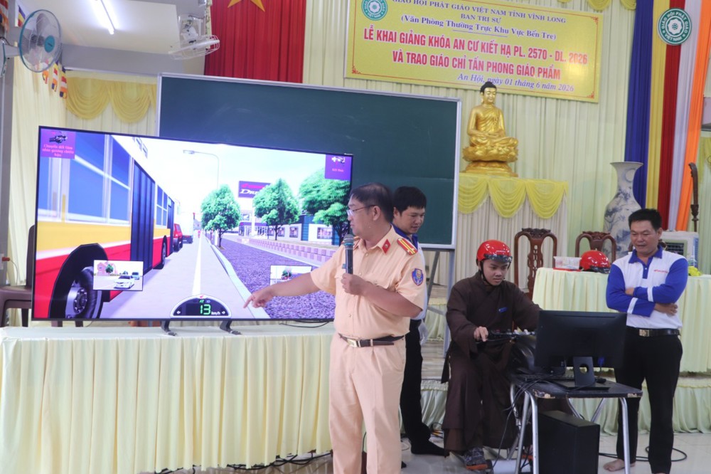Vĩnh Long: Chư hành giả Tăng trường hạ chùa Viên Minh tham gia tập huấn, tuyên truyền bảo đảm trật tự an toàn giao thông