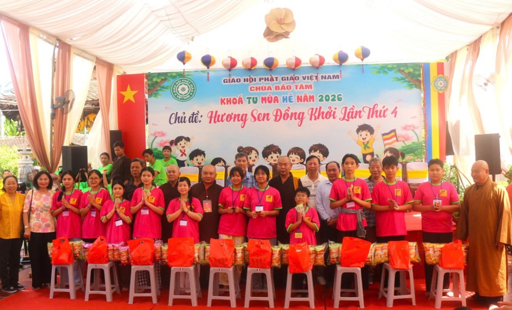 Vĩnh Long: Chùa Long Hoa (TP.HCM) thăm và tặng quà khóa sinh Khóa sinh hoạt Phật pháp mùa Hè chùa Bảo Tâm