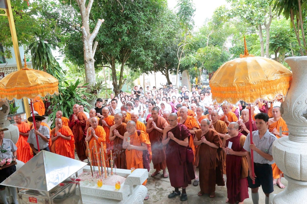 Đồng Nai: Thiền viện Quán Tâm - núi Gia Lào dâng y tắm mưa, khai hạ Phật giáo Nam Tông