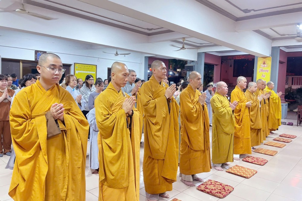Chư Tăng và Phật tử chùa Hưng Phước (TP. HCM) cúng dường các trường hạ An cư Kiết hạ Phật lịch 2570 