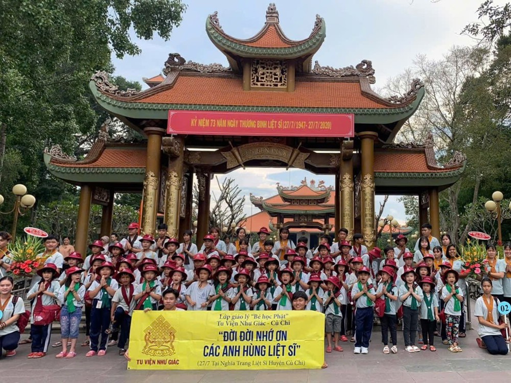 TP.HCM: Thiếu nhi lớp Giáo lý "Bé học Phật" Tu viện Như Giác dâng hương tri ân các Anh hùng Liệt sĩ