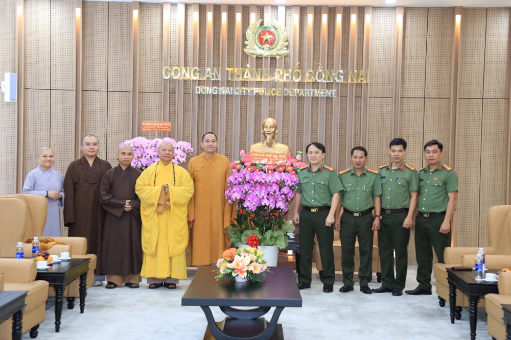 Đồng Nai: Ban Trị sự thăm, chúc mừng Công an thành phố nhân kỷ niệm 80 năm Ngày truyền thống lực lượng An ninh nhân dân