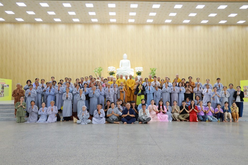Tây Ninh: Chùa Tân Phước thăm, cúng dường các trú xứ An cư Kiết hạ