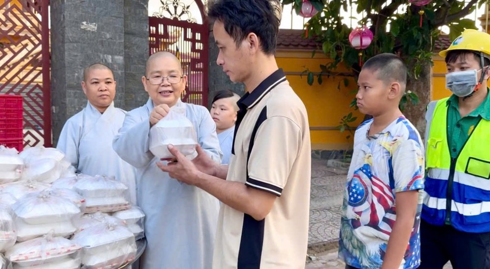 TP.HCM: Chùa Bồ Đề Đạo Tràng trao 1.000 phần bún chay sẻ chia cùng người dân có hoàn cảnh khó khăn
