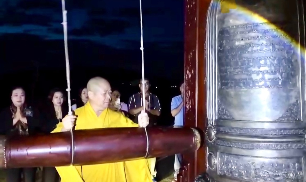 Hướng về cội nguồn: Chùa Hữu Nghị (Xiêng Khoảng) trang nghiêm cử hành ba hồi chuông trống Bát Nhã