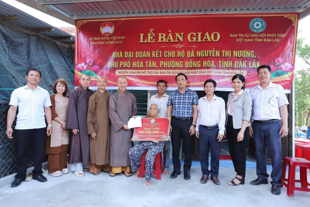 Đắk Lắk: Ban Trị sự GHPGVN tỉnh bàn giao nhà Đại đoàn kết tại phường Đông Hòa