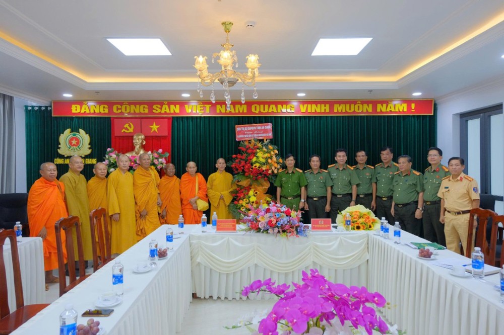Ban Trị sự GHPGVN tỉnh An Giang thăm, chúc mừng Công an tỉnh nhân kỷ niệm 80 năm ngày truyền thống lực lượng An ninh nhân dân