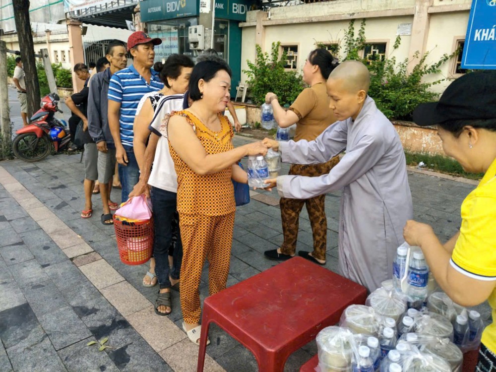 TP.HCM: Chùa Oai Đức (P.Chánh Hiệp) tặng 800 phần cháo chay tại Bệnh viện Đa khoa Bình Dương