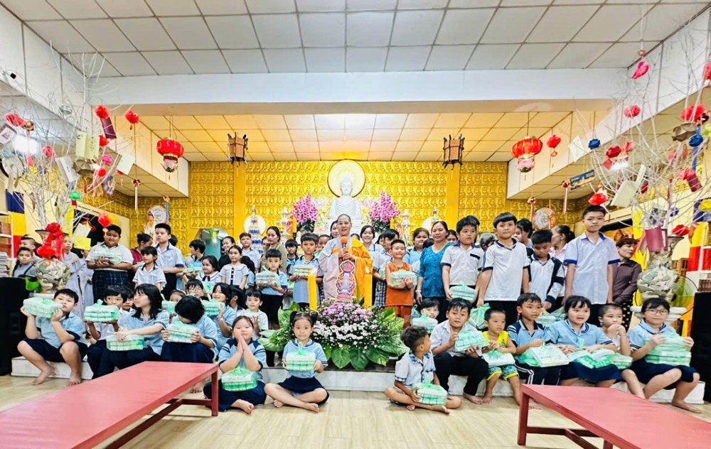 Tây Ninh: Đạo tràng Cát Tường tổ chức lễ cầu siêu tưởng niệm Anh hùng Liệt sĩ và trao quà cho học sinh