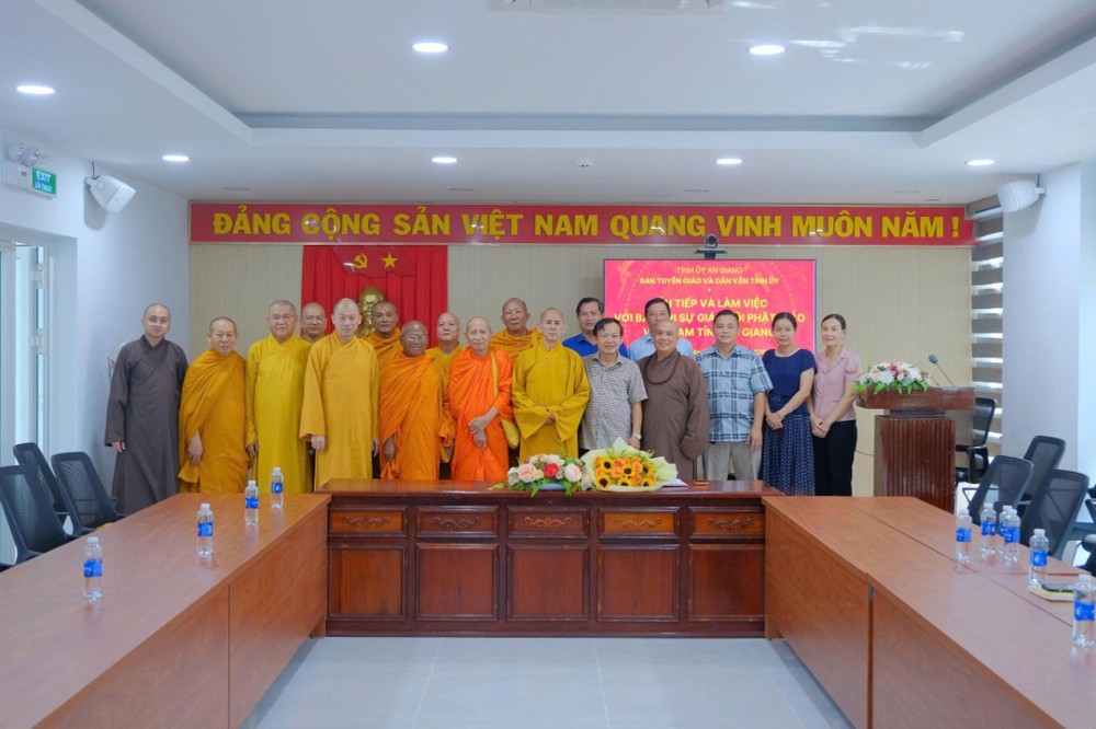 An Giang: Ban Trị sự GHPGVN tỉnh thăm và báo cáo kết quả Đại hội Đại biểu Phật giáo tỉnh lần thứ I đến lãnh đạo các ban, ngành