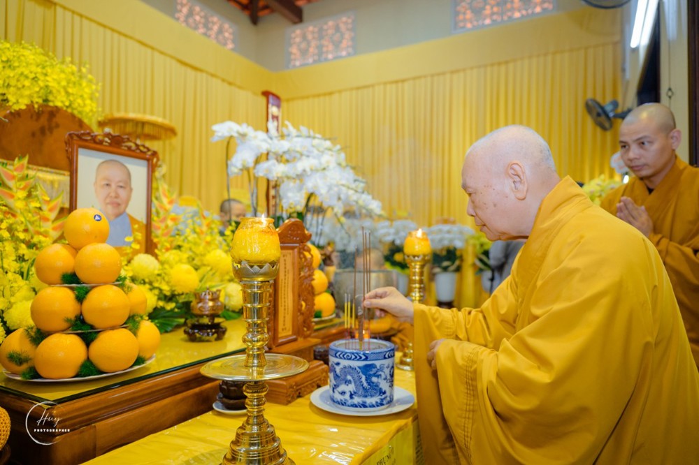 Trưởng lão Hòa thượng Chủ tịch viếng tang Ni trưởng Thích Nữ Như Tịnh tại Thiền viện Linh Chiếu
