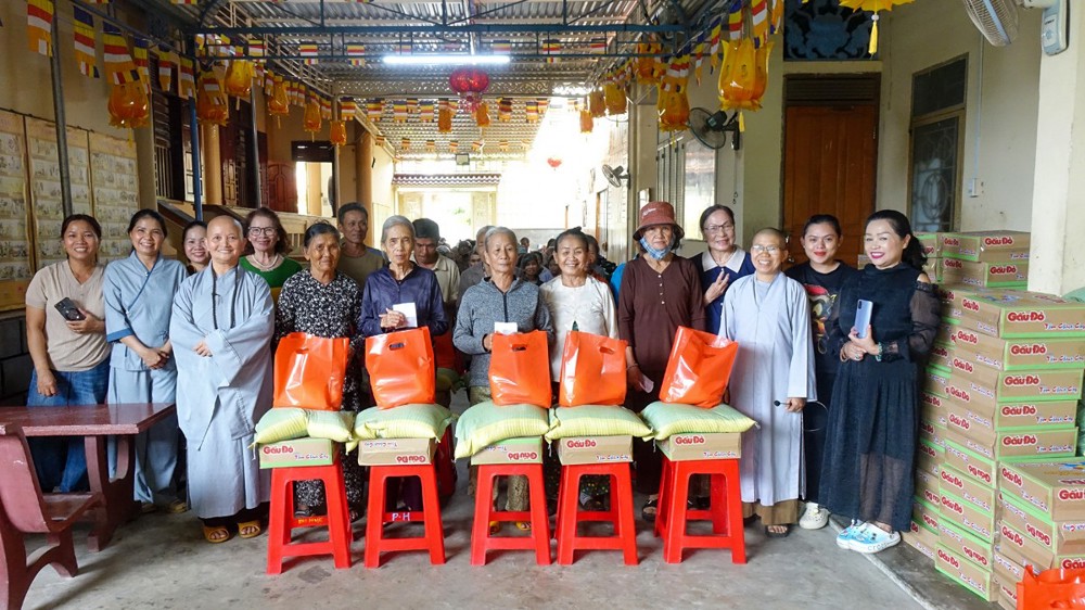 Quảng Ngãi: Chùa Phước Huệ trao 100 phần quà đến bà con có hoàn cảnh khó khăn
