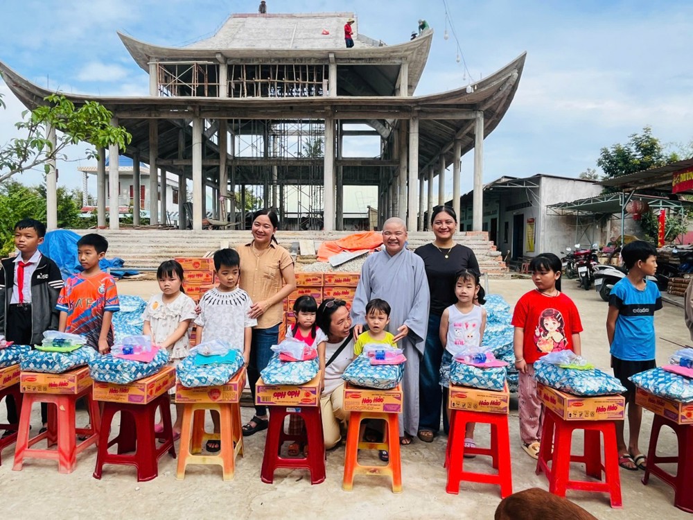 Đồng Tháp: Chùa Phước Long (Xuân Sơn) trao quà tiếp sức đến trường - lan tỏa yêu thương đến học sinh