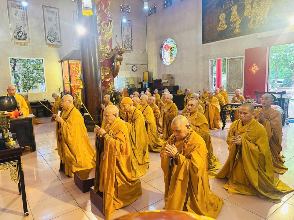 TP.HCM: Tăng Ni liên phường Phú Nhuận, Đức Nhuận, Cầu Kiệu trang nghiêm bố-tát, thính giới kỳ III mùa An cư PL.2570