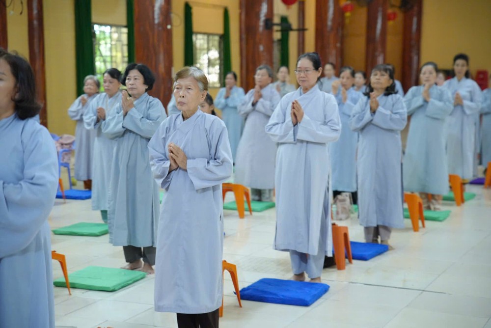 An Giang: Hơn 100 Phật tử tham dự khóa tu Bát quan trai tại chùa Phật Quang