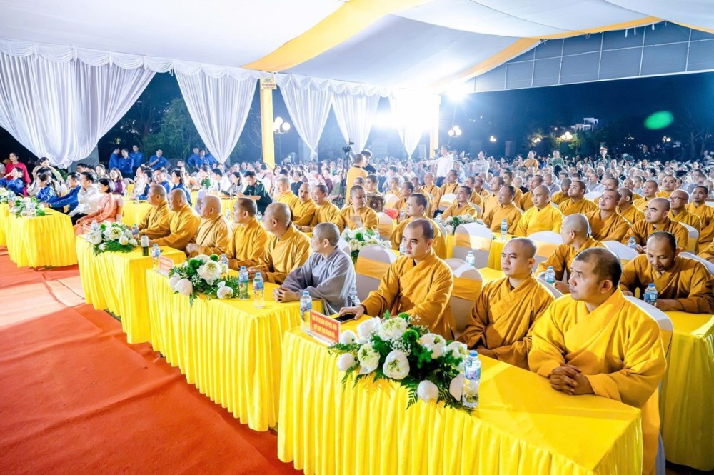 Thanh Hóa: Trang nghiêm lễ cầu siêu, thắp nến tri ân Anh hùng liệt sĩ tại Nghĩa trang Hàm Rồng 