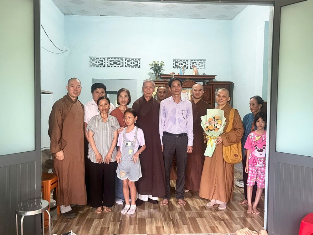 Lâm Đồng: Chùa Minh Giác và Thiền phái Lâm Tế Chúc Thánh (TP.HCM) bàn giao nhà tình thương, trao quà đến người dân khó khăn