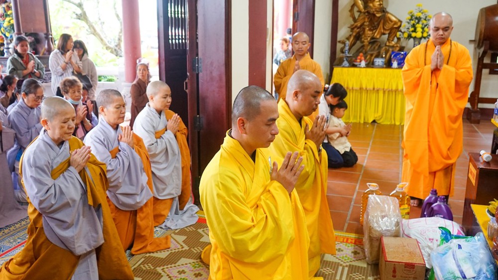 Quảng Ngãi: Đoàn chư Tăng các tự viện TP.HCM cúng dường hai hạ trường chùa Pháp Hoa và chùa Huệ Chiếu
